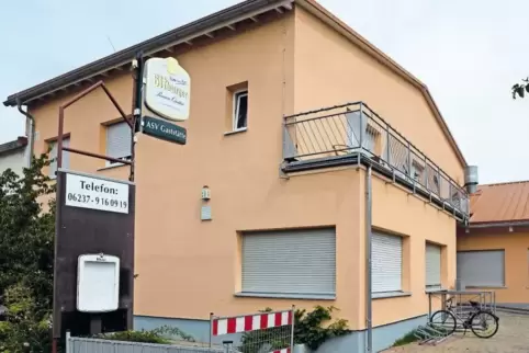 Die Mehrzweckhalle in der Fußgönheimer Jahnstraße: Anstelle der Gaststätte soll hier bald eine Arztpraxis entstehen. Bürgermeist