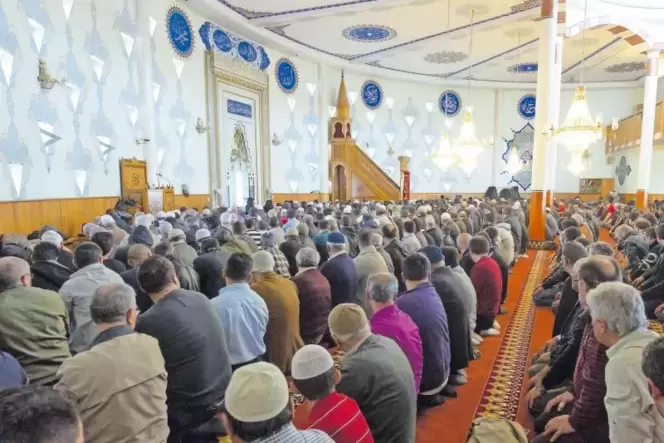 Freitagsgebet in der Mannheimer Ditib-Moschee. Sie wurde 1995 eröffnet, war bis 2008 die größte in Deutschland. Sie kostete etwa Freitagsgebet in der Mannheimer Ditib-Moschee. Sie wurde 1995 eröffnet, war bis 2008 die größte in Deutschland. Sie kostete etwa