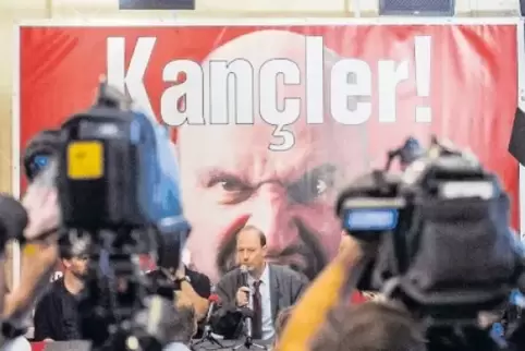 Die Kameras sind schon da: „Die Partei“ präsentiert in Berlin ihren „Kançler“-Kandidaten.