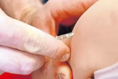 Ein Mädchen wird gegen Masern geimpft: Experten empfehlen, die Terminvorschläge nicht zu missachten.