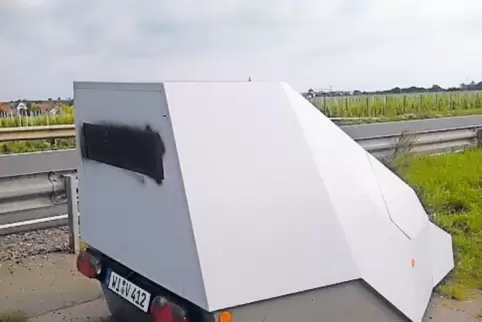 Mit schwarzer Farbe besprüht: der Blitzeranhänger an der B 272 bei Bornheim.