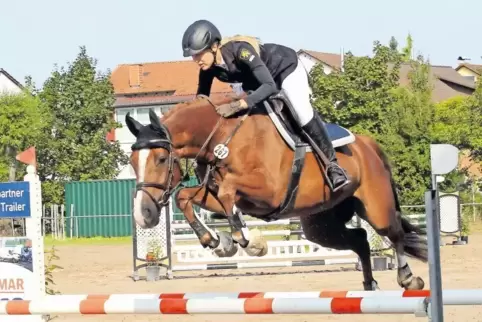 Über das Hindernis: Vanessa Raubenheimer im Springen der Klasse A in Schwegenheim.