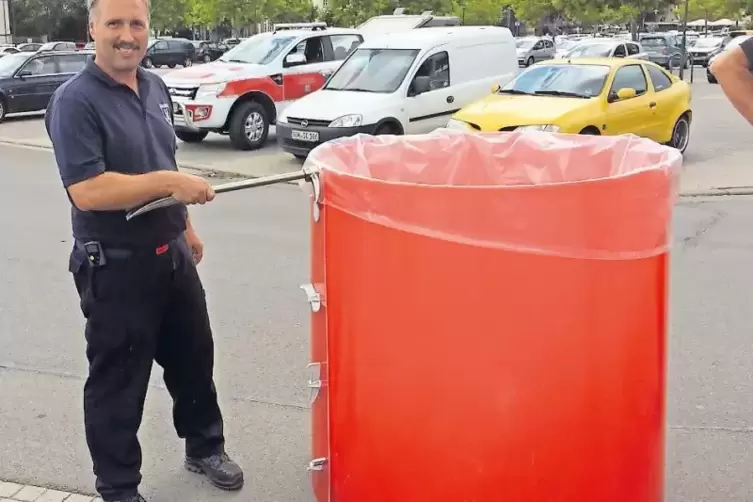 Wassertonne als Fahrzeugbarriere: Der Dürkheimer Feuerwehrmann Thorsten Schacht zeigt einen 1,20 Meter hohen Behälter, wie er be
