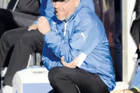 Typische Haltung: Peter Rubeck, Trainer des heutigen FKP-Gegners FSV Salmrohr und zuvor in Hauenstein tätig, kniend am Spielfeld