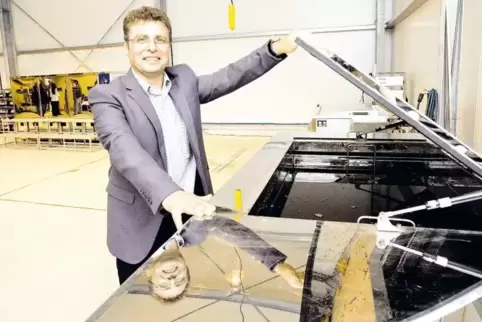 Schrubben Ade: Diese Maschine reinigt mit Ultraschall Metalle. Michele Pugliese, der mit Doris Baqué zusammen die Geschäftsführu