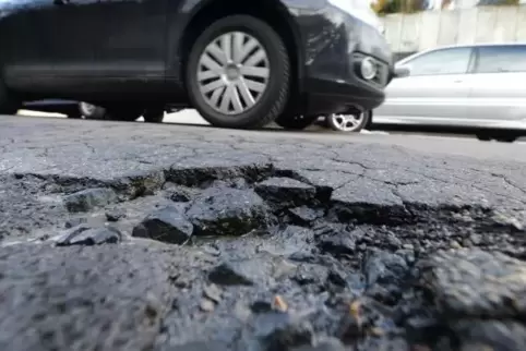 Fürs Reparieren schadhafter Straßen erhebt die Stadt Frankenthal wiederkehrende Ausbaubeiträge. Foto: dpa