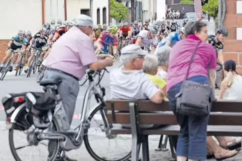 Die Fahrer kommen wieder ins Dorf: Radrennen in Dierbach.