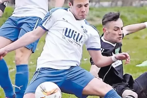 Dennis Hartweck (vorne) spielt zum ersten Mal in der Bezirksliga.