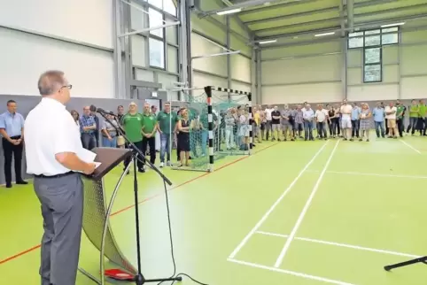 Begrüßt Vereinsvertreter und Lokalpolitiker in der neuen Sporthalle: Ortsbürgermeister Otto Reiland.