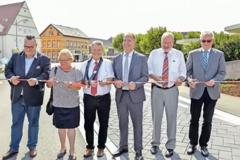 Beim obligatorischen Durchschneiden des Bands auf der Ludwigshafener Straße: (von links) Kurt Ertel, Leiter Landesbetrieb Mobili