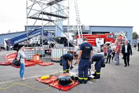 Im Rahmenprogramm zur Einweihung des neuen THW-Standorts breiten THW-Helfer ein Hebekissen aus.