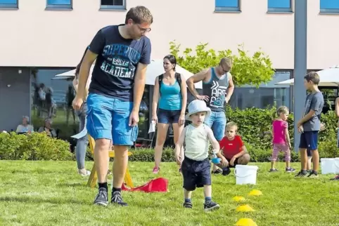 Luca Peschel, fast drei Jahre, mit seinem Papa beim Wasserlauf.