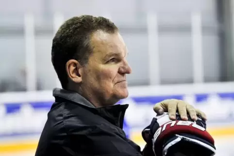 Hat vor dem Saisonstart in der Deutschen Eishockey-Liga noch viel Arbeit: Adler-Trainer Sean Simpson.  Foto: 