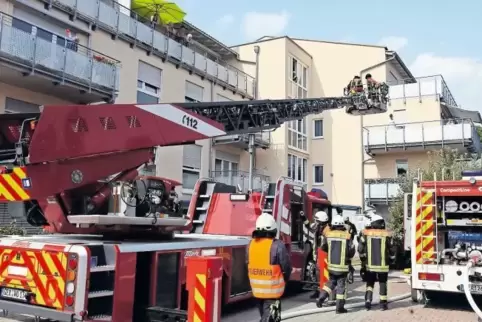 Das Szenario: Die Hausbewohner müssen gerettet werden. Die Feuerwehr probt den Ernstfall.