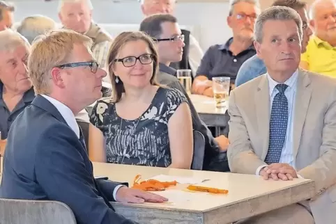 Günther Öttinger (rechts) und ihm gegenüber Thomas Gebhart. Die Wahlkampfmatadoren warten auf ihren Auftritt, während Ortsbürger