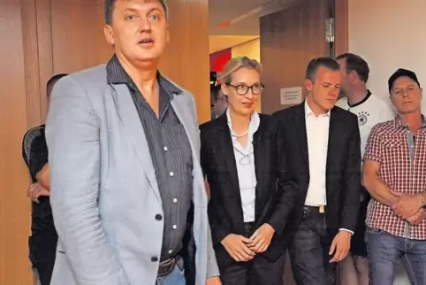 Noch zurückhaltend: AfD-Kandidatin Alice Weidel (2. v. l.) vor ihrem Auftritt in der fast voll besetzten Kandeler Stadthalle.