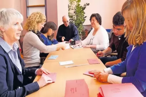 Jetzt geht es los: Die Briefwahlumschläge bei der Bundestagswahl 2013 in Speyer stapeln sich auf dem Tisch in der Stadtverwaltun