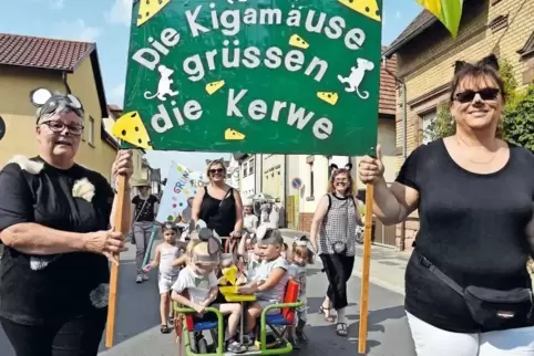 Beim Zug durch die Gemeinde mit dabei: die Kita-Kinder mit ihren Erzieherinnen.