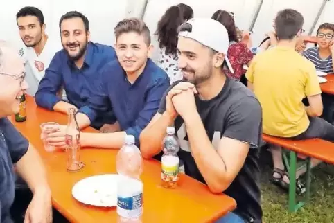 Im Gespräch: Pfarrer Josef Metzinger (links) mit Jugendlichen von der türkisch-islamischen Gemeinde aus Speyer.