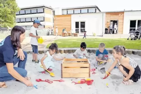 Hier lässt es sich schön spielen: der Sandkasten im Außenbereich der Kita „Sandhase“, deren Räume bei der Eröffnung von Pfarrer 