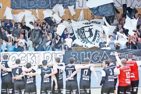 „Rockt die 3. Liga“: Die Fans des TuS Dansenberg feierten ihre Mannschaft.