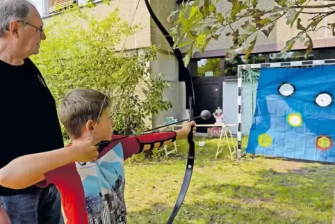 Eine ruhige Hand bewies Justin beim Bogenschießen in Ramstein.