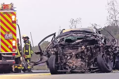 Rettungskräfte bergen eines der am Unfall beteiligten Autos.