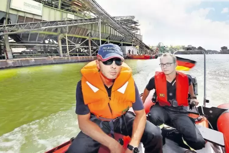 Auf Vermisstensuche am Kiesbagger auf dem Otterstadter Altrhein: Wehrleiter Michael Jaspers (links) und Nico Hartmann bei der Gr