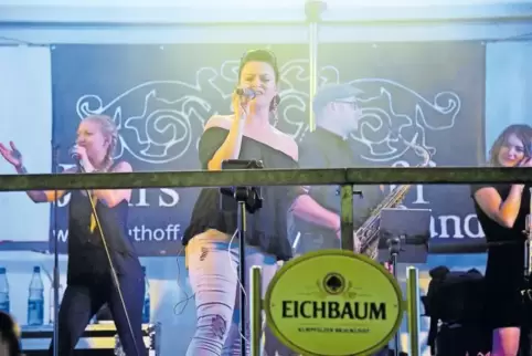 Eine Gala zum Start am Freitag: Jens Huthoff und seine Band spielen im Festzelt groß auf.