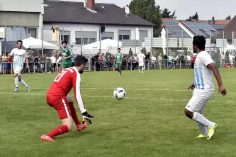 Gleich landet der Ball im Netz: DJK-Keeper Tobias Renner ist überwunden, Florian Braun (links) wird zum 3:0 für den VfR einschie