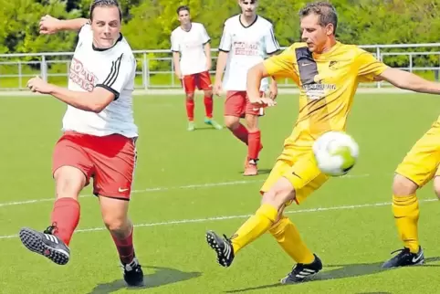 Michael Bentz (links) zieht ab und trifft zum 1:0 für die FG Mutterstadt. Iggelheims Manuel Funk (rechts) kann nicht mehr rechtz
