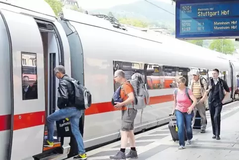 Einer der wenigen Fernzüge, die in der Pfalz außer Kaiserslautern auch Homburg und Neustadt (Foto) bedienen, ist der ICE 1059 vo