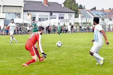 Gleich landet der Ball im Netz: DJK-Keeper Tobias Renner ist überwunden, Florian Braun (links) wird zum 3:0 für den VfR einschie