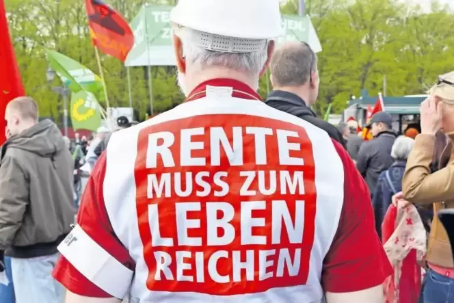 Demonstranten bei einer Kundgebung, die vom Deutschen Gewerkschaftsbund in Berlin veranstaltet wurde. Demonstranten bei einer Kundgebung, die vom Deutschen Gewerkschaftsbund in Berlin veranstaltet wurde.