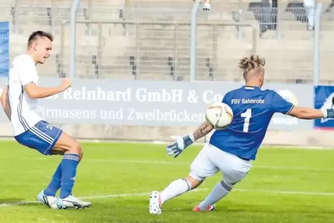Vorbereiter des 3:0 und hier Schütze des 4:1: FKP-Linksaußen Felix Bürger, der Salmrohrs Torhüter Daniel Ternes keine Chance läs