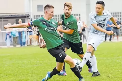 Umkämpfter Ball: Christian Schumacher (links) vom SV Lemberg blockt den Schuss von Hung Le Quoc (rechts) vom FC Rodalben ab. In 