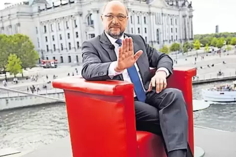 Martin Schulz vor dem Parlamentsgebäude in Berlin: Gleich beginnt das ARD-Interview.