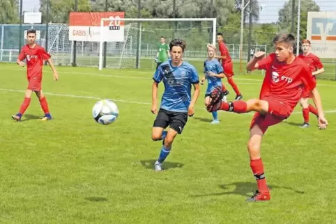 Toller Start in die Verbandsliga: Der FC Speyer (blau) besiegt im Aufsteiger-Duell der C-Junioren im Sportpark den FJFV Donnersb