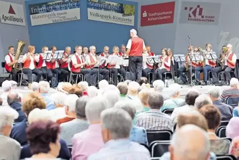 Voll besetzt waren die Plätze vor der Bühne, als der Musikverein Reichenbach im Volkspark aufspielte.