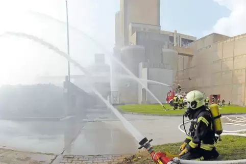 Wasser marsch: Der Brand im Altreifenlager wird bekämpft.