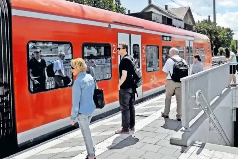 Auf der künftigen S-Bahn-Linie von Mainz über Frankenthal (Foto) nach Mannheim fahren für einige Jahre noch Triebwagen der Baure