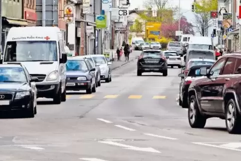 Blick in die Landstuhler Kaiserstraße: Ein neues Verkehrskonzept sollte erarbeitet werden, meinen Stadtbürgermeister Ralf Hersin