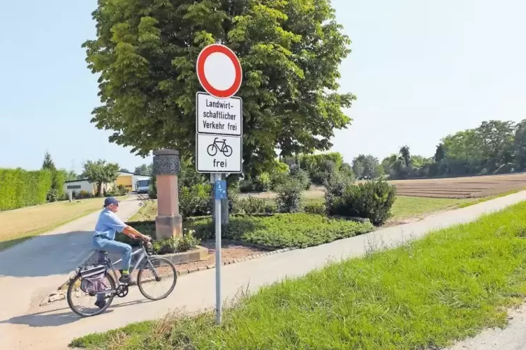 Radfahrer teilen sich Wege mit Traktoren – das weisen auch die Schilder aus. Doch auf den Wegen kann es auch schnell mal zu Konf