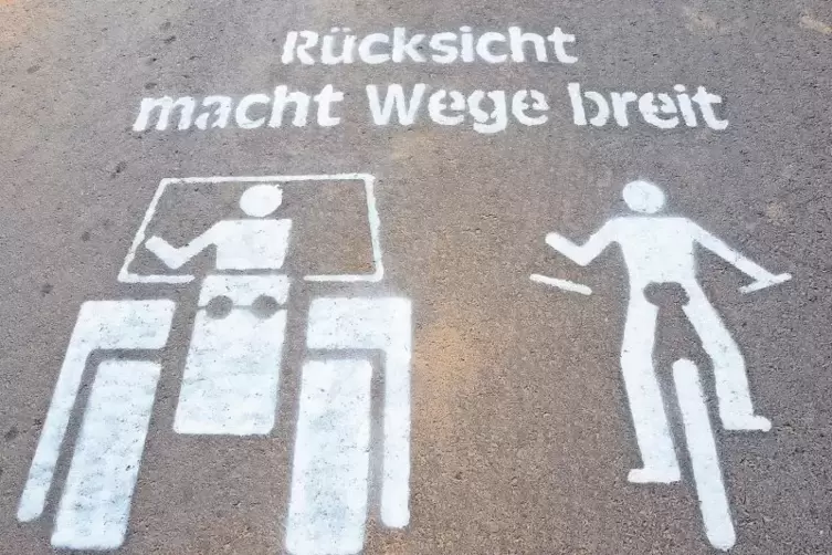 Der Landesbauernverband Niedersachen verleiht Schablonen an Bauern, damit die Wege f&uuml;r alle Verkehrsteilnehmer gut sichtbar mark
