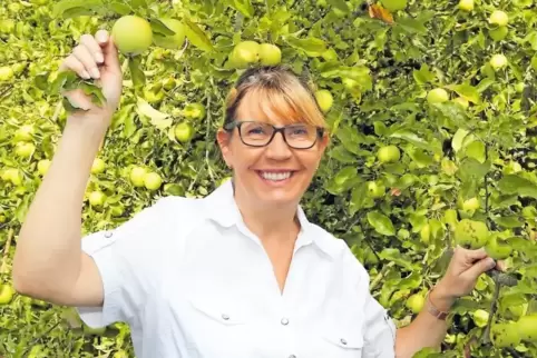 Ein üppig Früchte tragender Apfelbaum steht im Garten im neuen Zuhause von Marion Schleicher-Frank.