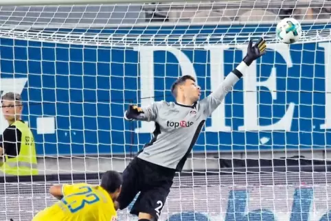 Onel Hernández erzielt gegen Marius Müller das Tor zum 0:1.