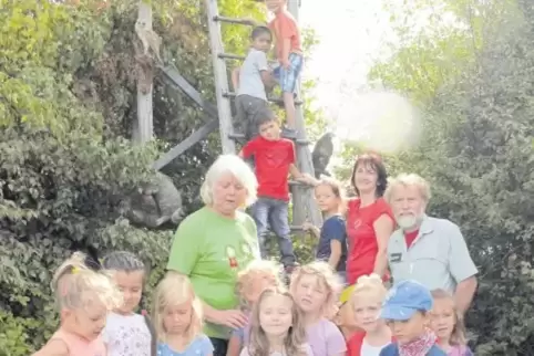 Die Einschulungskinder der Kita St. Martin Bad Bergzabern mit ihren beiden Ehrzieherinnen am Hochsitz zwischen Schweighofen und 