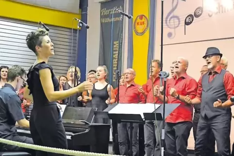 Der Chor Mixed Generation aus Harthausen mit Leiterin Viola S. Hoffmann lief beim Hit „Livin’ on a Prayer“ von Bon Jovi zur Höch