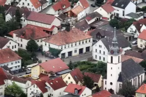 Mitten im Ort: das Feuerwehrgerätehaus in Mechtersheim mit den vier Toreinfahrten.  Foto: Lenz 
