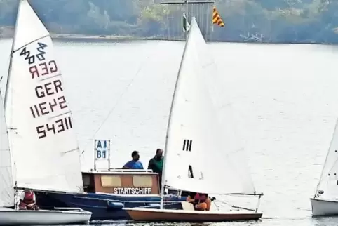 Beim Start sind alle Boote noch dicht beisammen. Links die späteren Sieger Thomas Rössler und Janne Handermann.